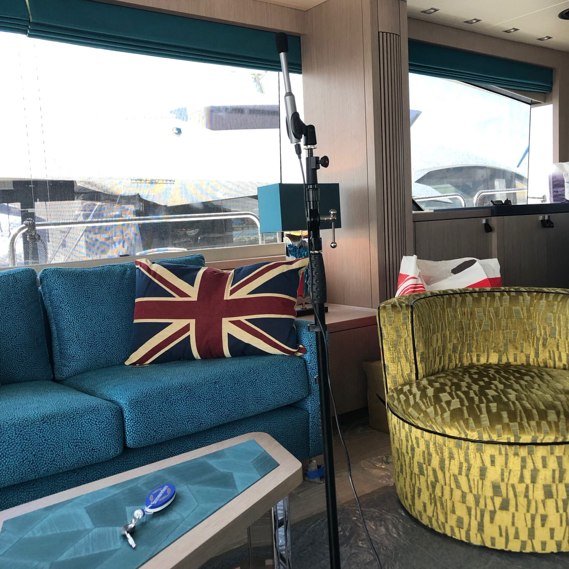 Room measurement microphone in a yacht saloon
